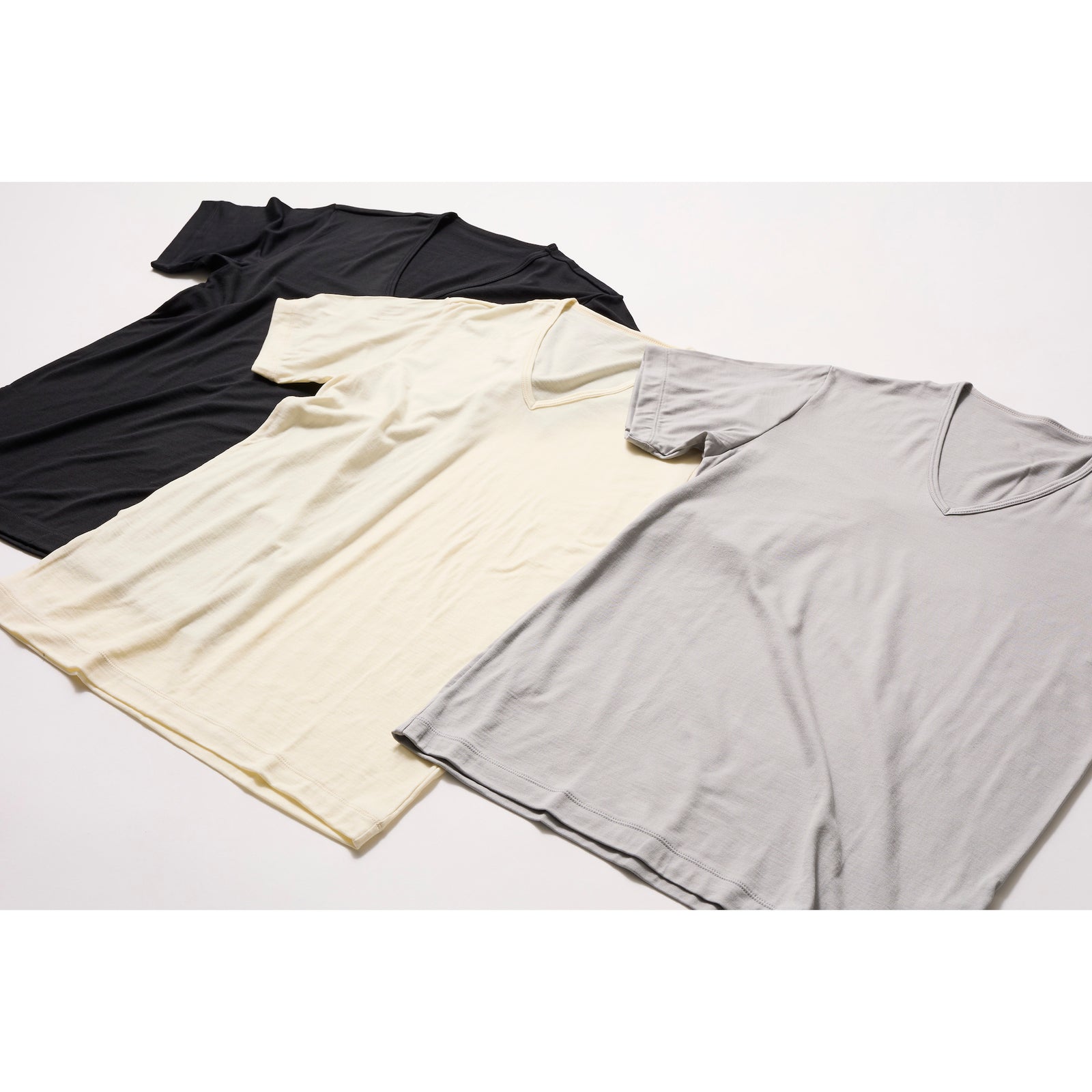 VネックインナーTシャツ ウォッシャブルウール(15.5μ) – NIKKE 1896